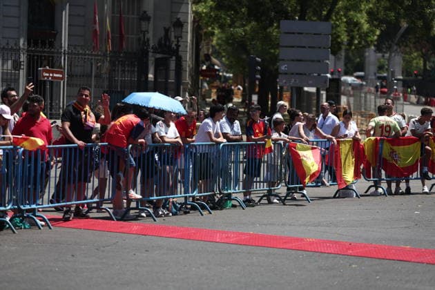Madrid se prepara para recibir a la Selección Espanola tras la victoria del Mundial de fútbol 2026 Varias personas esperan a la llegada de los jugadores durante los preparativos para la llegada de la Selección Espanola, a 20 de julio de 2026, en Madrid (Espana). La Selección Espanola celebra la conquista de su segunda Copa del Mundo 2026, tras vencer en la final a Argentina, en una rúa cuyo recorrido será desde Moncloa hasta Cibeles. 20 JULIO 2026 Madrid Madrid Espana *** Madrid is preparing to welcome the Spanish National Team following its victory in the 2026 World Cup. Several people are waiting for the players’ arrival as preparations are underway for the Spanish National Team’s arrival on July 20, 2026, in Madrid, Spain. The Spanish national team is celebrating its second 2026 World Cup victory, after defeating Argentina in the final, in a parade that will run from Moncloa to Cibeles on July 20, 2026, in Madrid, Spain.  Copyright: xEduardoxParrax 7677466