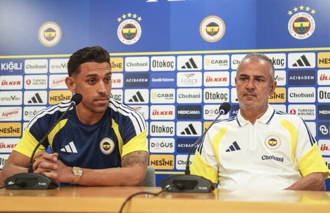 Fenerbahce hold press conference, PK, Pressekonferenz ahead of UEFA Champions League qualifier ISTANBUL, TURKIYE - JULY 20: Fenerbahce head coach Ismail Kartal (R) and midfielder Irfan Can Kahveci (L) speak during a press conference at the Fenerbahce Can Bartu Facilities ahead of their UEFA Champions League second qualifying round first-leg match against Poland s Gornik Zabrze, in Istanbul, Turkiye, on July 20, 2026. Agit Erdi Ulukaya Anadolu Istanbul Turkey. Editorial use only. Please get in touch for any other usage.  Copyright: x2026xAnadoluxAgitxErdixUlukayax