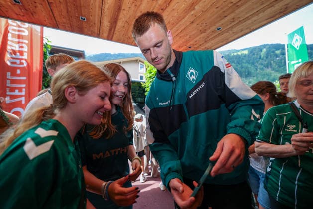 20.07.2026, AUT, Fußball, Herren, 1. Bundesliga, Trainingslager, Saison 2026 2027, Zell am Ziller, SV Werder Bremen Karl Hein ( SV Werder Bremen 1 ) kommt im Trainingslager im Posthotel an. DFL regulations prohibit any use of photographs as image sequences and or quasi-video. Zell am Ziller Posthotel Tirol Österreich *** July 20, 2026, Austria, Soccer, Men s, 1. Bundesliga, Training Camp, 2026–2027 Season, Zell am Ziller, SV Werder Bremen Karl Hein SV Werder Bremen 1 arrives at the training camp at the Posthotel DFL regulations prohibit any use of photographs as image sequences and or quasi-video Zell am Ziller Posthotel Tyrol Austria Copyright: xNordphotox xSchneiderx