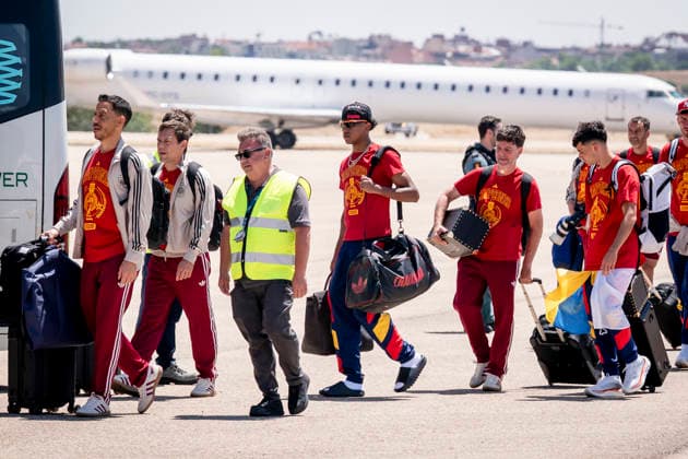 La Selección Espanola llega al aeropuerto de Madrid-Barajas La selección espanola a su llegada al aeropuerto de Madrid-Barajas, a 20 de julio de 2026, en Madrid (Espana). El combinado espanol se convirtió ayer en campeón del Mundial 2026 de fútbol, tras vencer por 1-0 a Argentina con gol de Ferrán Torres. 20 JULIO 2026 A. Pé Madrid Madrid Espana *** The Spanish National Team Arrives at Madrid-Barajas Airport The Spanish national team upon its arrival at Madrid-Barajas Airport on July 20, 2026, in Madrid, Spain. The Spanish team became the 2026 World Cup champion yesterday after defeating Argentina 1–0 with a goal by Ferrán Torres. JULY 20, 2026, in Madrid, Spain  Copyright: xA.xPÃ rezxMecax 7677543
