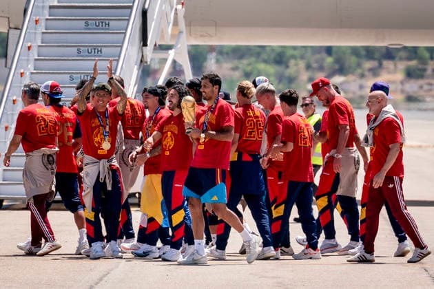La Selección Espanola llega al aeropuerto de Madrid-Barajas La selección espanola a su llegada al aeropuerto de Madrid-Barajas, a 20 de julio de 2026, en Madrid (Espana). El combinado espanol se convirtió ayer en campeón del Mundial 2026 de fútbol, tras vencer por 1-0 a Argentina con gol de Ferrán Torres. 20 JULIO 2026 A. Pé Madrid Madrid Espana *** The Spanish National Team Arrives at Madrid-Barajas Airport The Spanish national team upon its arrival at Madrid-Barajas Airport on July 20, 2026, in Madrid, Spain. The Spanish team became the 2026 World Cup champion yesterday after defeating Argentina 1–0 with a goal by Ferrán Torres. JULY 20, 2026, in Madrid, Spain  Copyright: xA.xPÃ rezxMecax 7677544