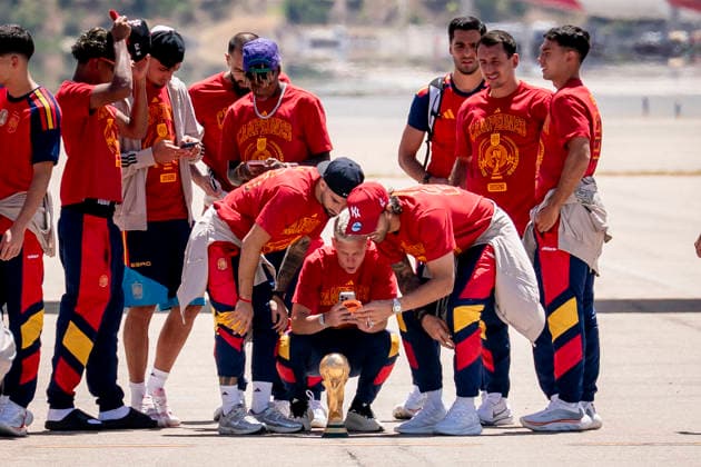 La Selección Espanola llega al aeropuerto de Madrid-Barajas La selección espanola a su llegada al aeropuerto de Madrid-Barajas, a 20 de julio de 2026, en Madrid (Espana). El combinado espanol se convirtió ayer en campeón del Mundial 2026 de fútbol, tras vencer por 1-0 a Argentina con gol de Ferrán Torres. 20 JULIO 2026 A. Pé Madrid Madrid Espana *** The Spanish National Team Arrives at Madrid-Barajas Airport The Spanish national team upon its arrival at Madrid-Barajas Airport on July 20, 2026, in Madrid, Spain. The Spanish team became the 2026 World Cup champion yesterday after defeating Argentina 1–0 with a goal by Ferrán Torres. JULY 20, 2026, in Madrid, Spain  Copyright: xA.xPÃ rezxMecax 7677546
