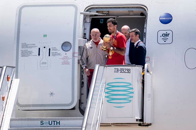 La Selección Espanola llega al aeropuerto de Madrid-Barajas El capitán de la selección espanola, Rodri, y el seleccionador, Luis de la Fuente, selección espanola a su llegada al aeropuerto de Madrid-Barajas, a 20 de julio de 2026, en Madrid (Espana). El combinado espanol se convirtió ayer en campeón del Mundial 2026 de fútbol, tras vencer por 1-0 a Argentina con gol de Ferrán Torres. 20 JULIO 2026 A. Pé Madrid Madrid Espana *** The Spanish National Team Arrives at Madrid-Barajas Airport. Spanish national team captain Rodri and head coach Luis de la Fuente are seen upon the team’s arrival at Madrid-Barajas Airport on July 20, 2026, in Madrid, Spain. The Spanish team became the 2026 World Cup champion yesterday after defeating Argentina 1–0 with a goal by Ferrán Torres. JULY 20, 2026, in Madrid, Spain  Copyright: xA.xPÃ rezxMecax 7677570