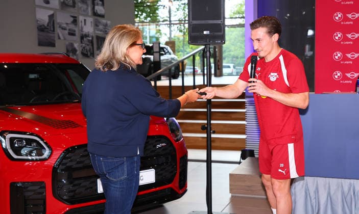 RB Leipzig PK Ð Rocco Reitz Bundesliga Leipzig, 20.07.2026, BMW - MINI Leipzig, Fußball-Bundesliga , RB Leipzig - Pressekonferenz bei Partner BMW - MINI. , Im Bild: Petra Peterhänsel (BMW Werksleiterin) und Rocco Reitz. RB Neuzugang Rocco Reitz übernimmt seinen Dienstwagen, einen MINI Countryman. , MINI CountrymanMINI Countryman *** RB Leipzig Press Conference – Rocco Reitz, Bundesliga, Leipzig, July 20, 2026, BMW MINI Leipzig, Bundesliga Soccer, RB Leipzig press conference at partner BMW MINI; pictured: Petra Peterhänsel, BMW plant manager, and Rocco Reitz, RB’s new signing, as he takes delivery of his company car, a MINI Countryman, MINI Countryman, MINI Countryman Picture Point