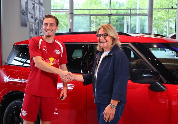 RB Leipzig PK Ð Rocco Reitz Bundesliga Leipzig, 20.07.2026, BMW - MINI Leipzig, Fußball-Bundesliga , RB Leipzig - Pressekonferenz bei Partner BMW - MINI. , Im Bild: Petra Peterhänsel (BMW Werksleiterin) und Rocco Reitz. RB Neuzugang Rocco Reitz übernimmt seinen Dienstwagen, einen MINI Countryman. , MINI CountrymanMINI Countryman *** RB Leipzig Press Conference – Rocco Reitz, Bundesliga, Leipzig, July 20, 2026, BMW MINI Leipzig, Bundesliga Soccer, RB Leipzig press conference at partner BMW MINI; pictured: Petra Peterhänsel, BMW plant manager, and Rocco Reitz, RB’s new signing, as he takes delivery of his company car, a MINI Countryman, MINI Countryman, MINI Countryman Picture Point