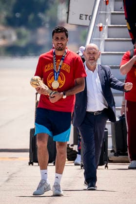La Selección Espanola llega al aeropuerto de Madrid-Barajas El capitán de la selección espanola, Rodri, y el seleccionador, Luis de la Fuente, selección espanola a su llegada al aeropuerto de Madrid-Barajas, a 20 de julio de 2026, en Madrid (Espana). El combinado espanol se convirtió ayer en campeón del Mundial 2026 de fútbol, tras vencer por 1-0 a Argentina con gol de Ferrán Torres. 20 JULIO 2026 A. Pé Madrid Madrid Espana *** The Spanish National Team Arrives at Madrid-Barajas Airport. Spanish national team captain Rodri and head coach Luis de la Fuente are seen upon the team’s arrival at Madrid-Barajas Airport on July 20, 2026, in Madrid, Spain. The Spanish team became the 2026 World Cup champion yesterday after defeating Argentina 1–0 with a goal by Ferrán Torres. JULY 20, 2026, in Madrid, Spain  Copyright: xA.xPÃ rezxMecax 7677560