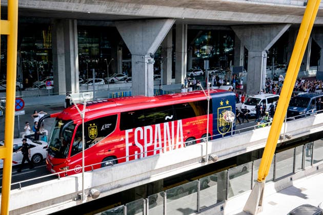 La Selección Espanola llega al aeropuerto de Madrid-Barajas La selección espanola a su llegada al aeropuerto de Madrid-Barajas, a 20 de julio de 2026, en Madrid (Espana). El combinado espanol se convirtió ayer en campeón del Mundial 2026 de fútbol, tras vencer por 1-0 a Argentina con gol de Ferrán Torres. 20 JULIO 2026 A. Pé Madrid Madrid Espana *** The Spanish National Team Arrives at Madrid-Barajas Airport The Spanish national team upon its arrival at Madrid-Barajas Airport on July 20, 2026, in Madrid, Spain. The Spanish team became the 2026 World Cup champion yesterday after defeating Argentina 1–0 with a goal by Ferrán Torres. JULY 20, 2026, in Madrid, Spain  Copyright: xA.xPÃ rezxMecax 7677574