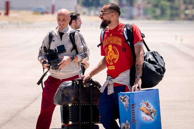 La Selección Espanola llega al aeropuerto de Madrid-Barajas El jugador de la selección espanola, Borja Iglesias, a su llegada al aeropuerto de Madrid-Barajas, a 20 de julio de 2026, en Madrid (Espana). El combinado espanol se convirtió ayer en campeón del Mundial 2026 de fútbol, tras vencer por 1-0 a Argentina con gol de Ferrán Torres. 20 JULIO 2026 A. Pé Madrid Madrid Espana *** The Spanish National Team arrives at Madrid-Barajas Airport. Spanish national team player Borja Iglesias upon his arrival at Madrid-Barajas Airport on July 20, 2026, in Madrid, Spain. The Spanish national team became the 2026 World Cup champion yesterday after defeating Argentina 1–0 with a goal by Ferrán Torres. JULY 20, 2026. A Pé Madrid, Madrid, Spain  Copyright: xA.xPÃ rezxMecax 7677581