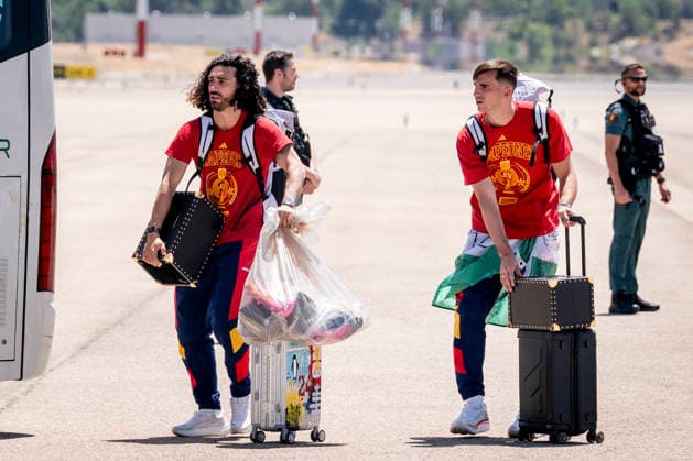 La Selección Espanola llega al aeropuerto de Madrid-Barajas Los jugadores de la selección espanola, Marc Cucurella y Fabian Ruiz, a su llegada al aeropuerto de Madrid-Barajas, a 20 de julio de 2026, en Madrid (Espana). El combinado espanol se convirtió ayer en campeón del Mundial 2026 de fútbol, tras vencer por 1-0 a Argentina con gol de Ferrán Torres. 20 JULIO 2026 A. Pé Madrid Madrid Espana *** The Spanish National Team Arrives at Madrid-Barajas Airport Spanish national team players Marc Cucurella and Fabián Ruiz upon their arrival at Madrid-Barajas Airport on July 20, 2026, in Madrid, Spain. The Spanish national team became the 2026 World Cup champion yesterday after defeating Argentina 1–0 on a goal by Ferrán Torres. JULY 20, 2026, A Pé Madrid, Madrid, Spain  Copyright: xA.xPÃ rezxMecax 7677583
