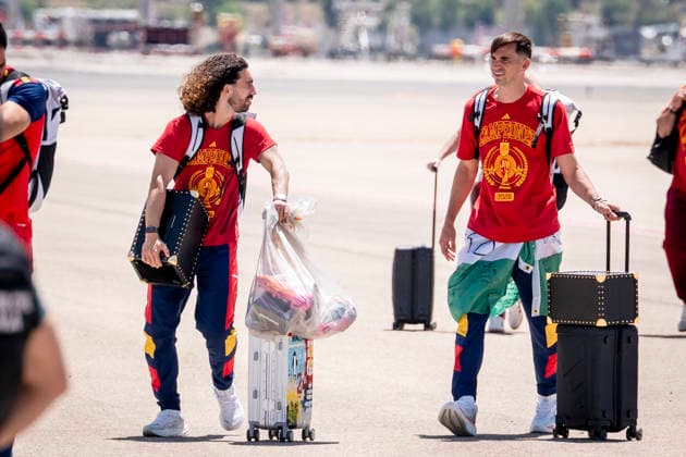 La Selección Espanola llega al aeropuerto de Madrid-Barajas Los jugadores de la selección espanola, Marc Cucurella y Fabian Ruiz, a su llegada al aeropuerto de Madrid-Barajas, a 20 de julio de 2026, en Madrid (Espana). El combinado espanol se convirtió ayer en campeón del Mundial 2026 de fútbol, tras vencer por 1-0 a Argentina con gol de Ferrán Torres. 20 JULIO 2026 A. Pé Madrid Madrid Espana *** The Spanish National Team Arrives at Madrid-Barajas Airport Spanish national team players Marc Cucurella and Fabián Ruiz upon their arrival at Madrid-Barajas Airport on July 20, 2026, in Madrid, Spain. The Spanish national team became the 2026 World Cup champion yesterday after defeating Argentina 1–0 on a goal by Ferrán Torres. JULY 20, 2026, A Pé Madrid, Madrid, Spain  Copyright: xA.xPÃ rezxMecax 7677584