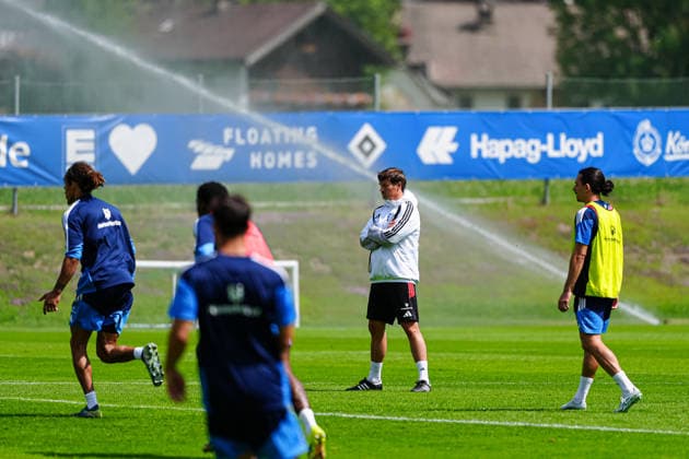Merlin Polzin (Hamburger SV, Trainer) beobachtet seine Spieler AUT, Training Hamburger SV, Fussball, 1. Bundesliga, Saison 2026 2027, 20.07.2026 AUT, Training Hamburger SV, Fussball, 1. Bundesliga, Saison 2026 2027, 20.07.2026 Oberlängenfeld *** Merlin Polzin, Hamburger SV coach, watches his players. AUT, Hamburger SV practice, soccer, Bundesliga 1, 2026–2027 season, July 20, 2026, Austria, Hamburger SV training, soccer, Bundesliga 1, 2026–2027 season, July 20, 2026, Oberlängenfeld Copyright: xEibner-Pressefoto MarcelxvonxFehrnx EP_MFN