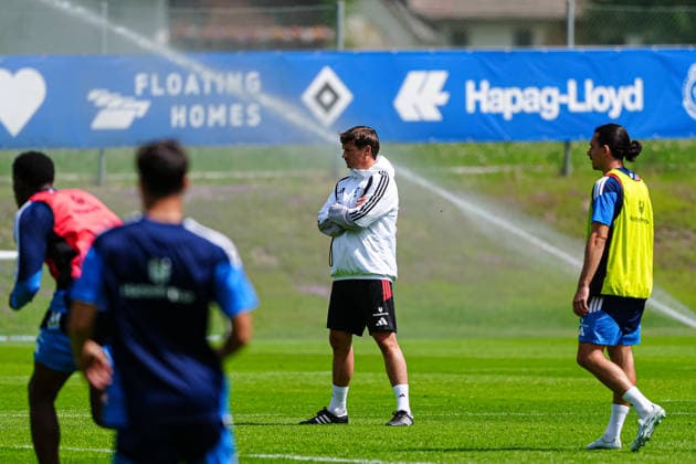 Merlin Polzin (Hamburger SV, Trainer) beobachtet seine Spieler AUT, Training Hamburger SV, Fussball, 1. Bundesliga, Saison 2026 2027, 20.07.2026 AUT, Training Hamburger SV, Fussball, 1. Bundesliga, Saison 2026 2027, 20.07.2026 Oberlängenfeld *** Merlin Polzin, Hamburger SV coach, watches his players. AUT, Hamburger SV practice, soccer, Bundesliga 1, 2026–2027 season, July 20, 2026, Austria, Hamburger SV training, soccer, Bundesliga 1, 2026–2027 season, July 20, 2026, Oberlängenfeld Copyright: xEibner-Pressefoto MarcelxvonxFehrnx EP_MFN