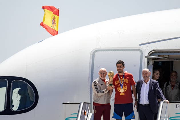 Spain return home with FIFA World Cup, WM, Weltmeisterschaft, Fussball trophy MADRID, SPAIN - JULY 20: Royal Spanish Football Federation President Rafael Louzan, Spain head coach Luis de la Fuente and captain Rodri arrive with the FIFA World Cup trophy at Adolfo Suarez Madrid-Barajas Airport, after Spain defeated Argentina in the 2026 FIFA World Cup final, in Madrid, Spain, July 20, 2026. Diego Radames Anadolu Madrid Spain. Editorial use only. Please get in touch for any other usage.  Copyright: x2026xAnadoluxDiegoxRadamesx