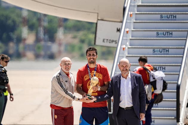 Spain return home with FIFA World Cup, WM, Weltmeisterschaft, Fussball trophy MADRID, SPAIN - JULY 20: Royal Spanish Football Federation President Rafael Louzan, Spain head coach Luis de la Fuente and captain Rodri arrive with the FIFA World Cup trophy at Adolfo Suarez Madrid-Barajas Airport, after Spain defeated Argentina in the 2026 FIFA World Cup final, in Madrid, Spain, July 20, 2026. Diego Radames Anadolu Madrid Spain. Editorial use only. Please get in touch for any other usage.  Copyright: x2026xAnadoluxDiegoxRadamesx