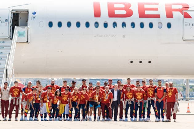 Spain return home with FIFA World Cup, WM, Weltmeisterschaft, Fussball trophy MADRID, SPAIN - JULY 20: Royal Spanish Football Federation President Rafael Louzan, Spain head coach Luis de la Fuente and captain Rodri arrive with the FIFA World Cup trophy at Adolfo Suarez Madrid-Barajas Airport, after Spain defeated Argentina in the 2026 FIFA World Cup final, in Madrid, Spain, July 20, 2026. Diego Radames Anadolu Madrid Spain. Editorial use only. Please get in touch for any other usage.  Copyright: x2026xAnadoluxDiegoxRadamesx