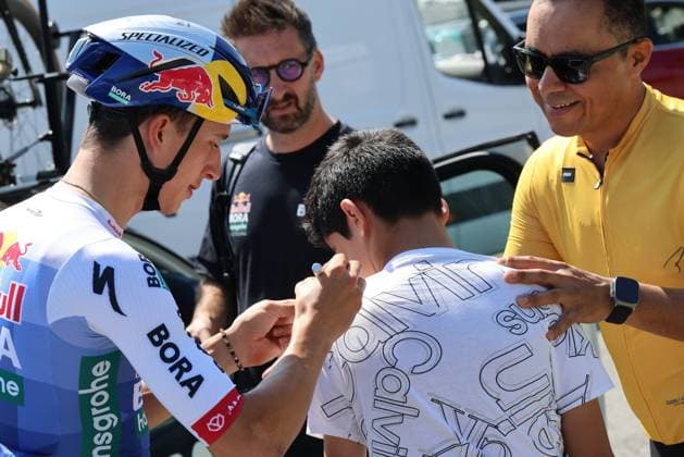 Tour de France 2026 - UCI Cycling Race Pierre Teyssot MAXPPP ; Tour de France 2026 - UCI Cycling Race. Thonon Les Bains, France on July 20, 2026. Florian Lipowitz (GER) Red Bull - BORA - hansgrohe is seen signing autograph to a fan a day ahead of the Individual Time Trial, 16th stage of the 113th edition of the Tour de France cycling race, 26,1 km between Evian and Thonon Les Bains. Pierre Teyssot Maxppp Thonon Les Bains Haute-Savoie France  Copyright: xMAXPPPxPierrexTeyssotx TEY65738 TEY65738