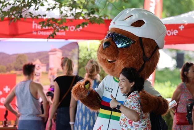 Tour de France 2026 - UCI Cycling Race Pierre Teyssot MAXPPP ; Tour de France 2026 - UCI Cycling Race. Evian, France on July 20, 2026. A woman poses with the mascot of the 2027 UCI Cycling World Championships Haute-Savoie Mont-Blanc (France), which will take place from 24 August to 5 September 2027 is seen the day ahead of the Individual Time Trial of Tour de France. Pierre Teyssot Maxppp Evian Haute-Savoie France  Copyright: xMAXPPPxPierrexTeyssotx TEY65846 TEY65846