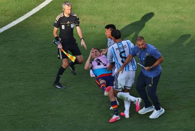 Gavi of Spain is attacked by Thiago Almada of Argentina and Leandro Paredes of Argentina after the match Spain v Argentina, 2026 FIFA World Cup, WM, Weltmeisterschaft, Fussball Final, Football, New York New Jersey Stadium, East Rutherford, New Jersey, USA - 19 Jul 2026East Rutherford New York New Jersey Stadium New Jersey (NJ) United States of America  Copyright: xMichaelxZemanek Shutterstockx 16995475je