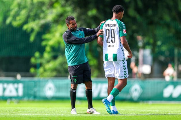 20.07.2026, AUT, Fußball, Herren, 1. Bundesliga, Trainingslager, Saison 2026 2027, Zell am Ziller, SV Werder Bremen Daniel Thioune ( Cheftrainer SV Werder Bremen ), links - Salim Musah ( SV Werder Bremen 29 ), rechts DFL regulations prohibit any use of photographs as image sequences and or quasi-video. Zell am Ziller Parkstadion Tirol Österreich *** July 20, 2026, Austria, Soccer, Men s, 1. Bundesliga, Training Camp, 2026–2027 Season, Zell am Ziller, SV Werder Bremen; Daniel Thioune, head coach of SV Werder Bremen; on the left, Salim Musah (SV Werder Bremen, age 29); on the right. DFL regulations prohibit any use of photographs as image sequences and or quasi-video. Zell am Ziller, Parkstadion, Tyrol, Austria Copyright: xNordphotox xSchneiderx