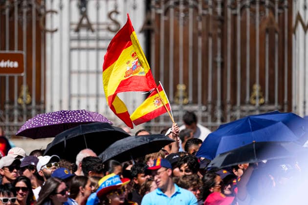 July 20, 2026, Madrid, Madrid, Spain: A supporter celebrates with a Spain flag during the parade celebration of Spain as Champions of the FIFA World Cup, WM, Weltmeisterschaft, Fussball 2026 at Cibeles Palace on July 20, 2026 in Madrid, Spain. Spain FIFA World Cup 2026 Parade In Madrid  - ZUMAa181 20260720_zaa_a181_002 Copyright: xOscarxJ.xBarrosox
