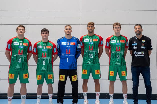 20.07.2026, xgox, Handball - Opel HBL SC Magdeburg - Fototermin Saison 2026 27 emspor, v.l. Malte Elze (Magdeburg, 4), Tim Thielicke (Magdeburg, 8), Dominik Kuzmanovic (Magdeburg, 1), Antonio Serradilla (Magdeburg, 15), Oskar Vind Rasmussen (Magdeburg, 9), Bennet Wiegert (Magdeburg, Trainer) Magdeburg *** July 20, 2026, xgox, Opel HBL SC Magdeburg Handball Photo Op for the 2026–27 Season, emspor, from left: Malte Elze (Magdeburg), 4, Tim Thielicke (Magdeburg), 8, Dominik Kuzmanovic (Magdeburg), 1, Antonio Serradilla (Magdeburg), 15, Oskar Vind Rasmussen (Magdeburg), 9, Bennet Wiegert (Magdeburg), Magdeburg Coach