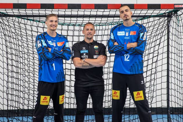 20.07.2026, xgox, Handball - Opel HBL SC Magdeburg - Fototermin Saison 2026 27 emspor, v.l. Dominik Kuzmanovic (Magdeburg, 1), Dino Spiranec (Magdeburg, Torwarttrainer), Matej Mandic (Magdeburg, 12) Magdeburg *** July 20, 2026, xgox, Opel HBL SC Magdeburg Handball Photo Op for the 2026–27 Season, emspor, from left: Dominik Kuzmanovic (Magdeburg), 1, Dino Spiranec, Magdeburg, goalkeeper coach, Matej Mandic, Magdeburg, 12, Magdeburg