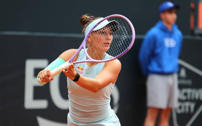 WTA, Tennis Damen 250 - MSC Hamburg Ladies Open: Julia Stusek (Deutschland) in ihrem Erstrundenspiel auf dem Centre Court am Rothenbaum. *** WTA 250 MSC Hamburg Ladies Open: Julia Stusek of Germany in her first-round match on Center Court at Rothenbaum