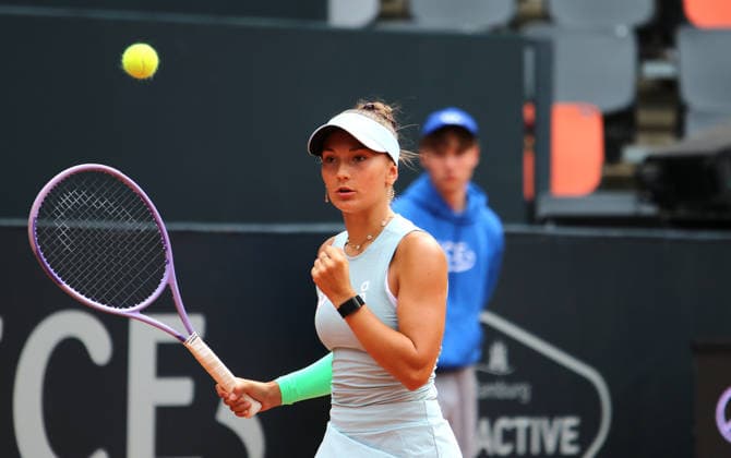 WTA, Tennis Damen 250 - MSC Hamburg Ladies Open: Julia Stusek (Deutschland) in ihrem Erstrundenspiel auf dem Centre Court am Rothenbaum. *** WTA 250 MSC Hamburg Ladies Open: Julia Stusek of Germany in her first-round match on Center Court at Rothenbaum