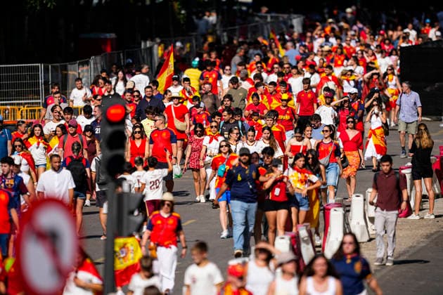 July 20, 2026, Madrid, Madrid, Spain: Several fans walk to Cibeles during the parade celebration of Spain as Champions of the FIFA World Cup, WM, Weltmeisterschaft, Fussball 2026 at Cibeles Palace on July 20, 2026 in Madrid, Spain. Madrid Spain - ZUMAa181 20260720_zaa_a181_006 Copyright: xOscarxJ.xBarrosox