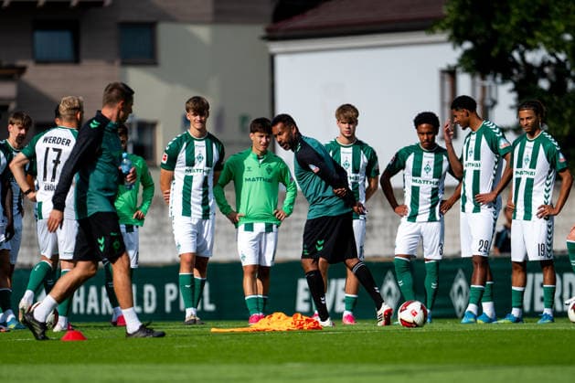 20.07.2026, AUT, Fußball, Herren, 1. Bundesliga, Trainingslager, Saison 2026 2027, Zell am Ziller, SV Werder Bremen Daniel Thioune ( Bremen, Trainer ), dahinter Salim Musah ( Bremen, 29 ), Kenny Quentant ( Bremen, 19 ) und Team im Kreis, Zell am Ziller Parkstadion Tirol Österreich *** July 20, 2026, Austria, Soccer, Men s, 1. Bundesliga, Training Camp, 2026–2027 Season, Zell am Ziller, SV Werder Bremen’s Daniel Thioune (Bremen), coach, with Salim Musah (Bremen, 29) and Kenny Quentant (Bremen, 19) behind him, and the team forming a circle, Zell am Ziller Parkstadion, Tyrol, Austria Copyright: xNordphotox xMemmlerx