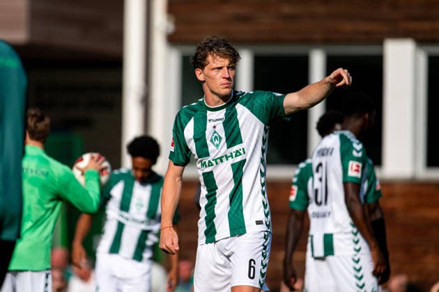 20.07.2026, AUT, Fußball, Herren, 1. Bundesliga, Trainingslager, Saison 2026 2027, Zell am Ziller, SV Werder Bremen Jens Stage ( Bremen, 06 ) gestikuliert, Zell am Ziller Parkstadion Tirol Österreich *** July 20, 2026, Austria, Soccer, Men s, 1. Bundesliga, Training Camp, 2026–2027 Season, Zell am Ziller, SV Werder Bremen, Jens Stage (Bremen), No. 6 gesturing, Zell am Ziller Parkstadion, Tyrol, Austria Copyright: xNordphotox xMemmlerx