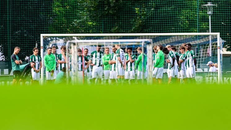 20.07.2026, AUT, Fußball, Herren, 1. Bundesliga, Trainingslager, Saison 2026 2027, Zell am Ziller, SV Werder Bremen Trainer Daniel Thioune (Werder Bremen) spricht zu den Spieler Zell am Ziller Parkstadion Tirol Österreich *** July 20, 2026, Austria, Soccer, Men s, 1. Bundesliga, Training Camp, 2026–2027 Season, Zell am Ziller, SV Werder Bremen Coach Daniel Thioune addresses the players at the Parkstadion in Zell am Ziller, Tyrol, Austria Copyright: xNordphotox xHafnerx