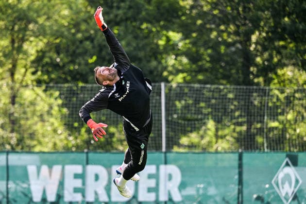 20.07.2026, AUT, Fußball, Herren, 1. Bundesliga, Trainingslager, Saison 2026 2027, Zell am Ziller, SV Werder Bremen Flugeinlage von Torwart Markus Kolke (Werder Bremen 25) Zell am Ziller Parkstadion Tirol Österreich *** July 20, 2026, Austria, Soccer, Men s, 1. Bundesliga, Training Camp, 2026–2027 Season, Zell am Ziller, SV Werder Bremen: Goalkeeper Markus Kolke s spectacular save; Werder Bremen 25; Zell am Ziller Parkstadion, Tyrol, Austria Copyright: xNordphotox xHafnerx