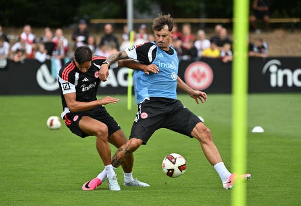20.07.2026, xjhx, Fussball 1.Bundesliga, Eintracht Frankfurt Training v.l. Younes Ebnoutalib (Eintracht Frankfurt), Robin Koch (Eintracht Frankfurt) Frankfurt am Main *** July 20, 2026, xjhx, Soccer, Bundesliga 1, Eintracht Frankfurt Training: Younes Ebnoutalib (Eintracht Frankfurt), Robin Koch (Eintracht Frankfurt), Frankfurt am Main