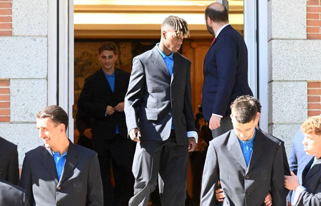 La Familia Real recibe en audiencia a la Selección Espanola de fútbol, campeona de la Copa Mundial de la Fifa 2026 Nico Williams durante la audiencia que ofrece la Familia Real a la Selección Espanola de fútbol tras proclamarse vencedora de la Copa Mundial de la Fifa contra Argentina, a 20 de julio de 2026, en Madrid (Espana). Los Reyes junto a sus dos hijas reciben en el Palacio de la Zarzuela a la Selección Espanola de fútbol tras ganar el día anterior en Nueva York a la Selección de Argentina. Esta cita es el inicio de una rúa institucional y ciudadana, que concluye con la Roja en la plaza de Cibeles ofreciendo el título a la afición. FÚTBOL;GENTE;COPA;MUNDIAL José Espana *** The Royal Family holds an audience with the Spanish national soccer team, winner of the 2026 FIFA World Cup. Nico Williams during the audience held by the Royal Family for the Spanish national soccer team after it was crowned winner of the FIFA World Cup against Argentina, on July 20, 2026, in Madrid, Spain. The King and Queen, along with their two daughters, received the Spanish National Soccer Team at the Zarzuela Palace after the team’s victory over Argentina the previous day in New York. This event marked the beginning of a series of official and public celebrations, culminating with La Roja in Cibeles Square presenting the title to the fans. SOCCER PEOPLE WORLD CUP José Spain  Copyright: xJosÃ xOlivax 7677872