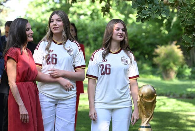 La Familia Real recibe en audiencia a la Selección Espanola de fútbol, campeona de la Copa Mundial de la Fifa 2026 Dona Letizia, la Princesa Leonor y la Infanta Sofía durante la audiencia a la Selección Espanola de fútbol tras proclamarse vencedora de la Copa Mundial de la Fifa contra Argentina, a 20 de julio de 2026, en Madrid (Espana). Los Reyes junto a sus dos hijas reciben en el Palacio de la Zarzuela a la Selección Espanola de fútbol tras ganar el día anterior en Nueva York a la Selección de Argentina. Esta cita es el inicio de una rúa institucional y ciudadana, que concluye con la Roja en la plaza de Cibeles ofreciendo el título a la afición. FÚTBOL;GENTE;COPA;MUNDIAL José Espana *** The Royal Family holds an audience with the Spanish National Soccer Team, winner of the 2026 FIFA World Cup. Queen Letizia, Princess Leonor, and Infanta Sofía during the audience with the Spanish National Soccer Team after it was crowned winner of the FIFA World Cup against Argentina on July 20, 2026, in Madrid, Spain. The King and Queen, along with their two daughters, received the Spanish National Soccer Team at the Zarzuela Palace after the team’s victory over Argentina the previous day in New York. This event marked the start of a series of official and public celebrations, which culminates with La Roja in Cibeles Square presenting the title to the fans. SOCCER PEOPLE WORLD CUP José Spain  Copyright: xJosÃ xOlivax 7677925