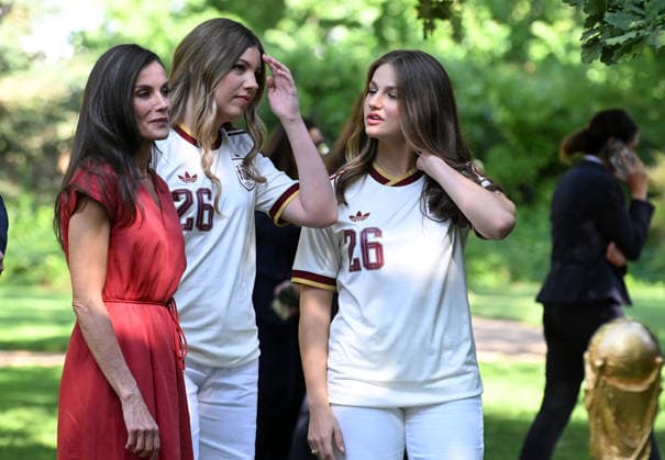 La Familia Real recibe en audiencia a la Selección Espanola de fútbol, campeona de la Copa Mundial de la Fifa 2026 Dona Letizia, la Princesa Leonor y la Infanta Sofía durante la audiencia a la Selección Espanola de fútbol tras proclamarse vencedora de la Copa Mundial de la Fifa contra Argentina, a 20 de julio de 2026, en Madrid (Espana). Los Reyes junto a sus dos hijas reciben en el Palacio de la Zarzuela a la Selección Espanola de fútbol tras ganar el día anterior en Nueva York a la Selección de Argentina. Esta cita es el inicio de una rúa institucional y ciudadana, que concluye con la Roja en la plaza de Cibeles ofreciendo el título a la afición. FÚTBOL;GENTE;COPA;MUNDIAL José Espana *** The Royal Family holds an audience with the Spanish National Soccer Team, winner of the 2026 FIFA World Cup. Queen Letizia, Princess Leonor, and Infanta Sofía during the audience with the Spanish National Soccer Team after it was crowned winner of the FIFA World Cup against Argentina on July 20, 2026, in Madrid, Spain. The King and Queen, along with their two daughters, received the Spanish National Soccer Team at the Zarzuela Palace after the team’s victory over Argentina the previous day in New York. This event marked the start of a series of official and public celebrations, which culminates with La Roja in Cibeles Square presenting the title to the fans. SOCCER PEOPLE WORLD CUP José Spain  Copyright: xJosÃ xOlivax 7677930