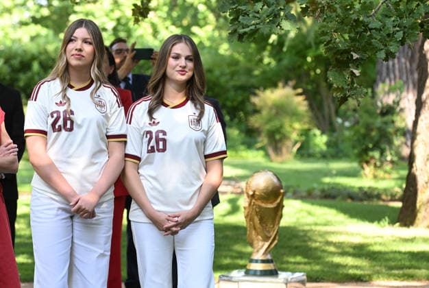 La Familia Real recibe en audiencia a la Selección Espanola de fútbol, campeona de la Copa Mundial de la Fifa 2026 La Princesa Leonor y la Infanta Sofía durante la audiencia a la Selección Espanola de fútbol tras proclamarse vencedora de la Copa Mundial de la Fifa contra Argentina, a 20 de julio de 2026, en Madrid (Espana). Los Reyes junto a sus dos hijas reciben en el Palacio de la Zarzuela a la Selección Espanola de fútbol tras ganar el día anterior en Nueva York a la Selección de Argentina. Esta cita es el inicio de una rúa institucional y ciudadana, que concluye con la Roja en la plaza de Cibeles ofreciendo el título a la afición. FÚTBOL;GENTE;COPA;MUNDIAL José Espana *** The Royal Family holds an audience with the Spanish National Soccer Team, winner of the 2026 FIFA World Cup. Princess Leonor and Infanta Sofía during the audience with the Spanish National Soccer Team after it was crowned winner of the FIFA World Cup against Argentina, on July 20, 2026, in Madrid, Spain. The King and Queen, along with their two daughters, host the Spanish National Soccer Team at the Zarzuela Palace after the team’s victory over Argentina the previous day in New York. This event marks the start of a series of official and public celebrations, which concludes with La Roja in Cibeles Square presenting the title to the fans. SOCCER PEOPLE WORLD CUP José Spain  Copyright: xJosÃ xOlivax 7677932