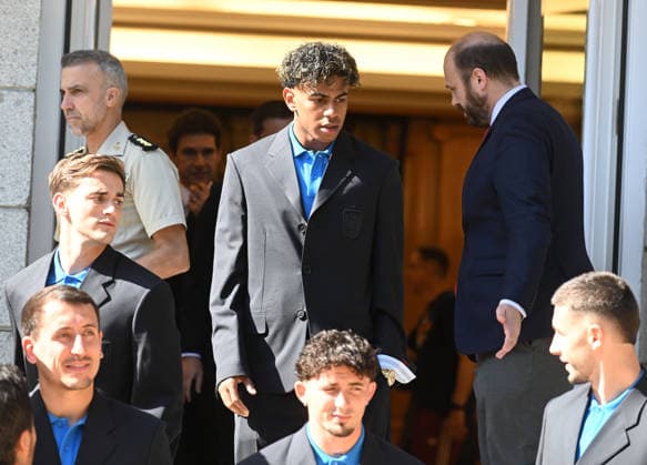 La Familia Real recibe en audiencia a la Selección Espanola de fútbol, campeona de la Copa Mundial de la Fifa 2026 Lamine Yamal durante la audiencia que ofrece la Familia Real a la Selección Espanola de fútbol tras proclamarse vencedora de la Copa Mundial de la Fifa contra Argentina, a 20 de julio de 2026, en Madrid (Espana). Los Reyes junto a sus dos hijas reciben en el Palacio de la Zarzuela a la Selección Espanola de fútbol tras ganar el día anterior en Nueva York a la Selección de Argentina. Esta cita es el inicio de una rúa institucional y ciudadana, que concluye con la Roja en la plaza de Cibeles ofreciendo el título a la afición. FÚTBOL;GENTE;COPA;MUNDIAL José Espana *** The Royal Family holds an audience with the Spanish national soccer team, winner of the 2026 FIFA World Cup. Lamine Yamal during the audience held by the Royal Family for the Spanish national soccer team after it was crowned winner of the FIFA World Cup against Argentina, on July 20, 2026, in Madrid, Spain. The King and Queen, along with their two daughters, received the Spanish National Soccer Team at the Zarzuela Palace after the team’s victory over Argentina the previous day in New York. This event marked the beginning of a series of official and public celebrations, culminating with La Roja in Cibeles Square presenting the title to the fans. SOCCER PEOPLE WORLD CUP José Spain  Copyright: xJosÃ xOlivax 7677980
