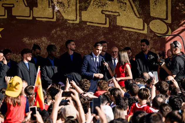 Pedro Sánchez recibe a la Selección Espanola, ganadora de la Copa Mundial de la FIFA 2026 El presidente del Gobierno, Pedro Sánchez, recibe a los jugadores y el equipo técnico de la selección espanola de fútbol, ganadora de la Copa Mundial de la FIFA 2026, en el Complejo de la Moncloa, a 20 de julio de 2026, en Madrid (Espana). El combinado espanol se convirtió ayer en campeón del Mundial 2026 de fútbol, tras vencer por 1-0 a Argentina con gol de Ferrán Torres. 20 JULIO 2026 Carlos Lujá Madrid Madrid Espana *** Pedro Sánchez Welcomes the Spanish National Team, Winner of the 2026 FIFA World Cup Prime Minister Pedro Sánchez welcomes the players and coaching staff of the Spanish national soccer team, winner of the 2026 FIFA World Cup, at the Moncloa Complex on July 20, 2026, in Madrid, Spain. The Spanish team became the 2026 World Cup champion yesterday after defeating Argentina 1–0 with a goal by Ferrán Torres. JULY 20, 2026 Carlos Lujá Madrid, Madrid, Spain  Copyright: xCarlosxLujanx 7678011