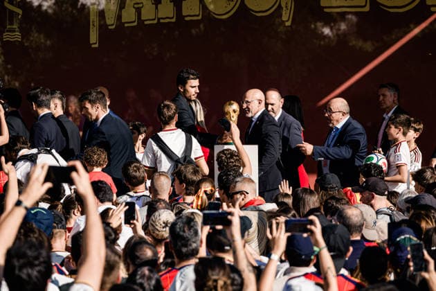 Pedro Sánchez recibe a la Selección Espanola, ganadora de la Copa Mundial de la FIFA 2026 Los jugadores de la selección espanola durante la recepción de los jugadores y el equipo técnico de la selección espanola de fútbol, ganadora de la Copa Mundial de la FIFA 2026, en el Complejo de la Moncloa, a 20 de julio de 2026, en Madrid (Espana). El combinado espanol se convirtió ayer en campeón del Mundial 2026 de fútbol, tras vencer por 1-0 a Argentina con gol de Ferrán Torres. 20 JULIO 2026 Carlos Lujá Madrid Madrid Espana *** Pedro Sánchez Welcomes the Spanish National Team, Winner of the 2026 FIFA World Cup The players of the Spanish national team during the reception for the players and coaching staff of the Spanish national soccer team, winner of the 2026 FIFA World Cup, at the Moncloa Complex on July 20, 2026, in Madrid, Spain. The Spanish team became the 2026 World Cup champion yesterday after defeating Argentina 1–0 with a goal by Ferrán Torres. JULY 20, 2026 Carlos Lujá Madrid, Spain  Copyright: xCarlosxLujanx 7678015