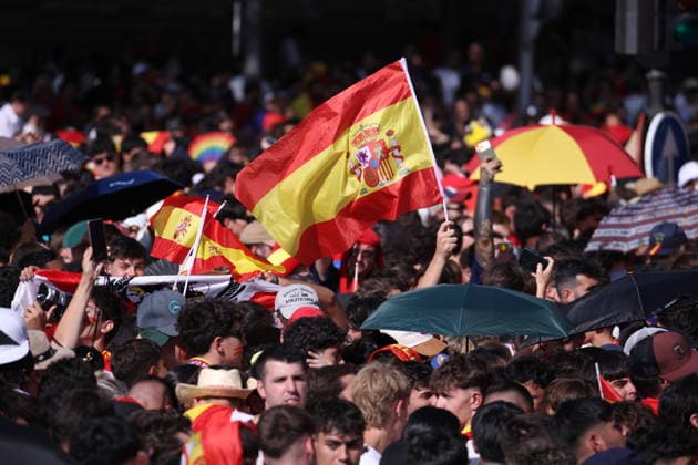 ESP: Spain, World Cup Champions 2026 Spanish fans wait for the bus carrying the Spanish national team, Nationalteam players during the victory parade after Spain won the 2026 World Cup, on July 20, 2026, in Madrid, Spain. The Spanish team became 2026 World Cup champions after defeating Argentina 1-0 Madrid Spain Futbol *** ESP Spain, 2026 World Cup Champions: Spanish fans wait for the bus carrying the Spanish national team players during the victory parade after Spain won the 2026 World Cup, on July 20, 2026, in Madrid, Spain. The Spanish team became 2026 World Cup champions after defeating Argentina 1–0. Madrid, Spain, Soccer Copyright: xAgenciaxLOFx