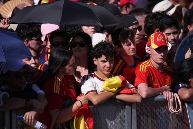 ESP: Spain, World Cup Champions 2026 Spanish fans wait for the bus carrying the Spanish national team, Nationalteam players during the victory parade after Spain won the 2026 World Cup, on July 20, 2026, in Madrid, Spain. The Spanish team became 2026 World Cup champions after defeating Argentina 1-0 Madrid Spain Futbol *** ESP Spain, 2026 World Cup Champions: Spanish fans wait for the bus carrying the Spanish national team players during the victory parade after Spain won the 2026 World Cup, on July 20, 2026, in Madrid, Spain. The Spanish team became 2026 World Cup champions after defeating Argentina 1–0. Madrid, Spain, Soccer Copyright: xAgenciaxLOFx