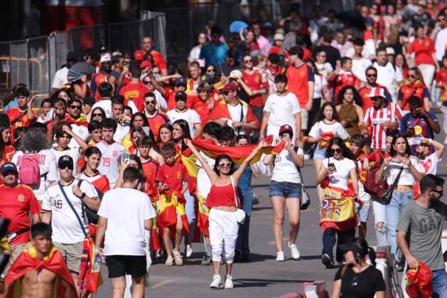 ESP: Spain, World Cup Champions 2026 Spanish fans wait for the bus carrying the Spanish national team, Nationalteam players during the victory parade after Spain won the 2026 World Cup, on July 20, 2026, in Madrid, Spain. The Spanish team became 2026 World Cup champions after defeating Argentina 1-0 Madrid Spain Futbol *** ESP Spain, 2026 World Cup Champions: Spanish fans wait for the bus carrying the Spanish national team players during the victory parade after Spain won the 2026 World Cup, on July 20, 2026, in Madrid, Spain. The Spanish team became 2026 World Cup champions after defeating Argentina 1–0. Madrid, Spain, Soccer Copyright: xAgenciaxLOFx