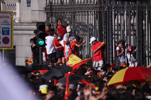 ESP: Spain, World Cup Champions 2026 Spanish fans wait for the bus carrying the Spanish national team, Nationalteam players during the victory parade after Spain won the 2026 World Cup, on July 20, 2026, in Madrid, Spain. The Spanish team became 2026 World Cup champions after defeating Argentina 1-0 Madrid Spain Futbol *** ESP Spain, 2026 World Cup Champions: Spanish fans wait for the bus carrying the Spanish national team players during the victory parade after Spain won the 2026 World Cup, on July 20, 2026, in Madrid, Spain. The Spanish team became 2026 World Cup champions after defeating Argentina 1–0. Madrid, Spain, Soccer Copyright: xAgenciaxLOFx