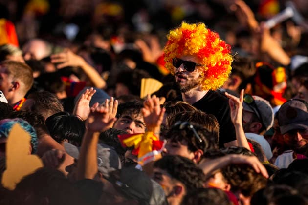 July 20, 2026, Madrid, Madrid, Spain: A fan is wearing a wig with the colors of Spain during celebration of Spain as Champions of the FIFA World Cup, WM, Weltmeisterschaft, Fussball 2026 at Cibeles Palace on July 20, 2026 in Madrid, Spain. Spain FIFA World Cup 2026 Parade In Madrid  - ZUMAa181 20260720_zaa_a181_020 Copyright: xOscarxJ.xBarrosox