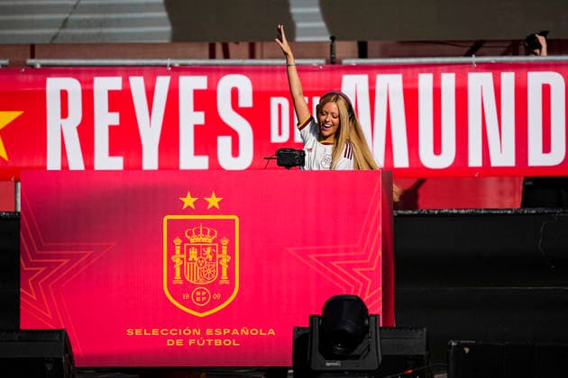 July 20, 2026, Madrid, Madrid, Spain: DJs liven up the party during the parade celebration of Spain as Champions of the FIFA World Cup, WM, Weltmeisterschaft, Fussball 2026 at Cibeles Palace on July 20, 2026 in Madrid, Spain. Spain FIFA World Cup 2026 Parade In Madrid  - ZUMAa181 20260720_zaa_a181_016 Copyright: xOscarxJ.xBarrosox