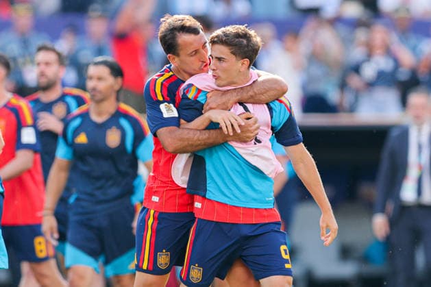 2026 World Cup Spain v Argentina Mikel Oyarzabal and Gavi of Spain after the attack they received from Leandro Paredes of Argentina during Soccer Men s 2026 World Cup Final between Spain v Argentina played at New York - New Jersey Stadium in New York on July 19, 2026 in USA USA Soccer *** 2026 World Cup: Spain vs. Argentina—Mikel Oyarzabal and Gavi of Spain after being tackled by Leandro Paredes of Argentina during the Men’s Soccer 2026 World Cup Final between Spain and Argentina, played at New York-New Jersey Stadium in New York on July 19, 2026, in the USA. USA Soccer Copyright: xAgenciaxLOFx