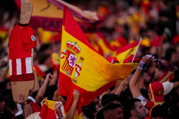 July 20, 2026, Madrid, Madrid, Spain: A supporter celebrates with a Spain flag during celebration of Spain as Champions of the FIFA World Cup, WM, Weltmeisterschaft, Fussball 2026 at Cibeles Palace on July 20, 2026 in Madrid, Spain. Spain FIFA World Cup 2026 Parade In Madrid  - ZUMAa181 20260720_zaa_a181_021 Copyright: xOscarxJ.xBarrosox