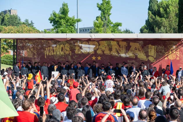 July 20, 2026, Madrid, Madrid, Spain: Thousands of soccer fans line the streets of Madrid to celebrate with the Spanish Men s National Football Team during their open-top bus parade after winning the 2026 FIFA World Cup, WM, Weltmeisterschaft, Fussball on July 20, 2026, in Madrid, Spain. Spain Celebrates Its Second World Cup Title On The Streets Of The Capital.  - ZUMAd308 20260720_zsp_d308_017 Copyright: xJuanxCarlosxLucasx